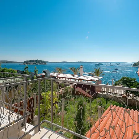 Marina Hvar *