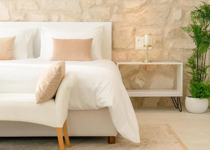 Marina Hvar חוואר